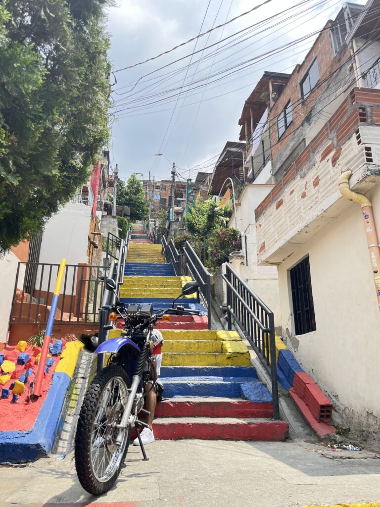Comuna13(コムナ13)のカラフルな階段の画像
