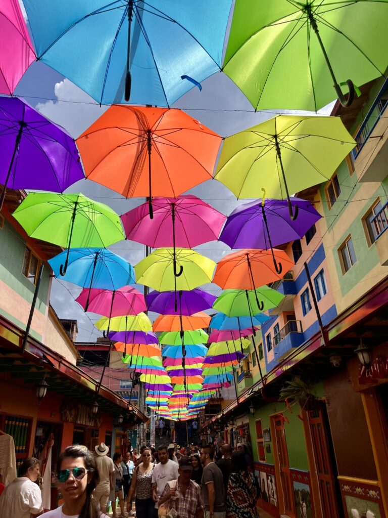 Guatapeのカラフルな街並みの画像