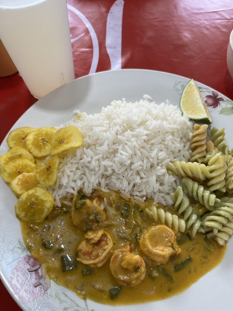 エクアドルのローカル食堂でのランチプレート画像