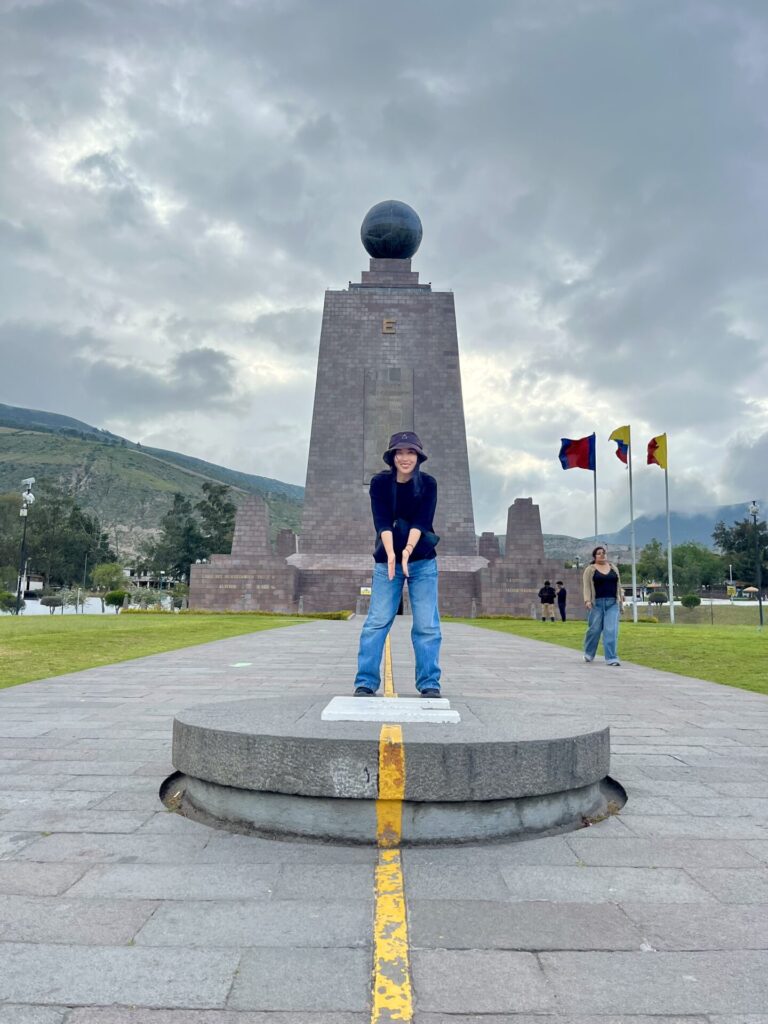 赤道記念碑(Mitad del mundo)で記念撮影