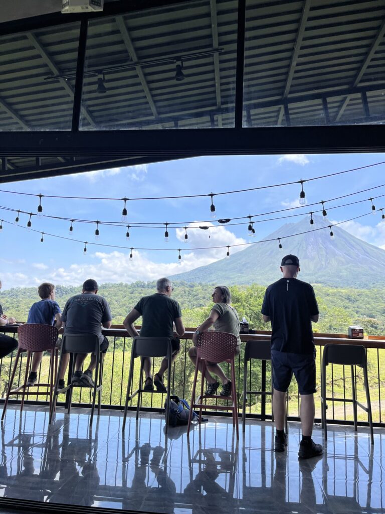 アレナル火山ツアーに含まれるレストランの画像。火山がキレイに見える