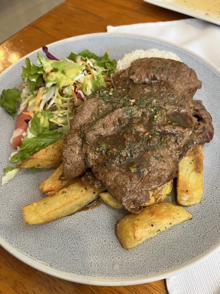 ペルー名物のアルパカのステーキ画像
