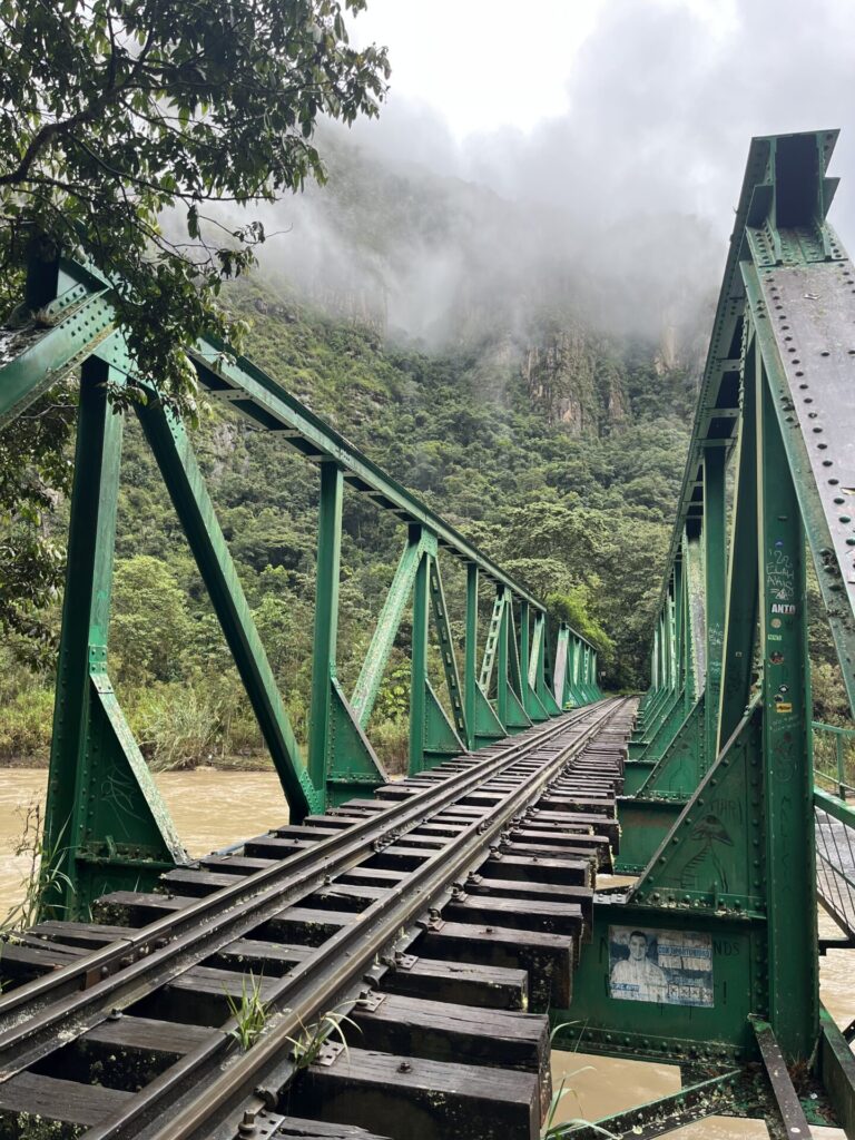 ウルバンバ川にかかる橋の画像