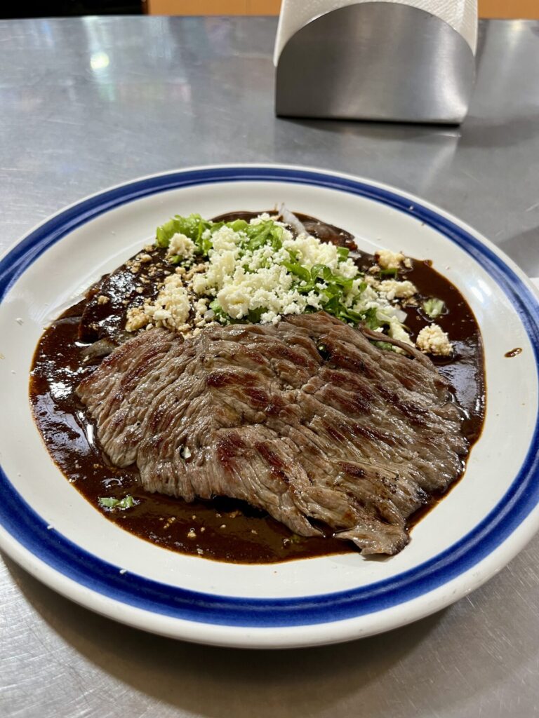 オアハカの郷土料理Mole negroモーレネグロの画像