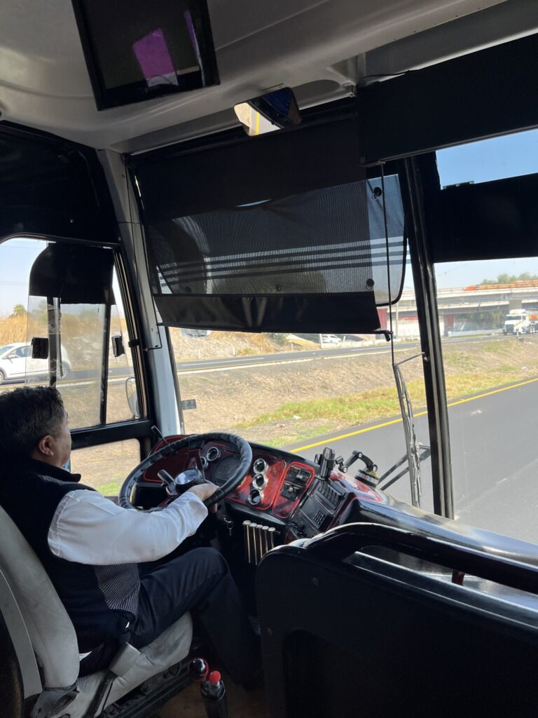 テオティワカン行のバス車内の画像